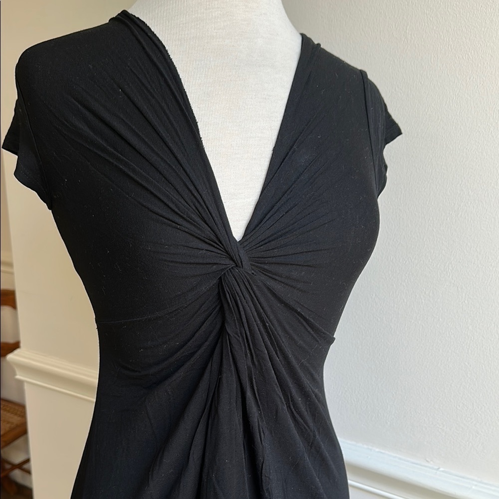 Lux Black V-Neck Twist Front Form fitted Tee Black Medium EUC